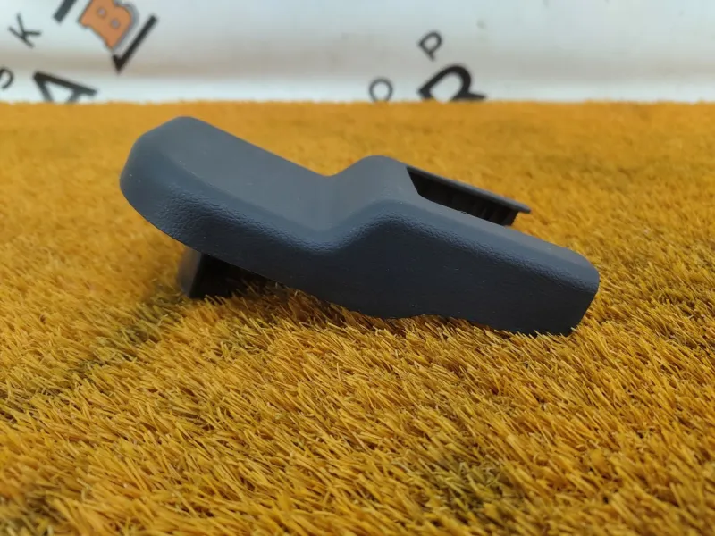 Заглушка крепления сиденья