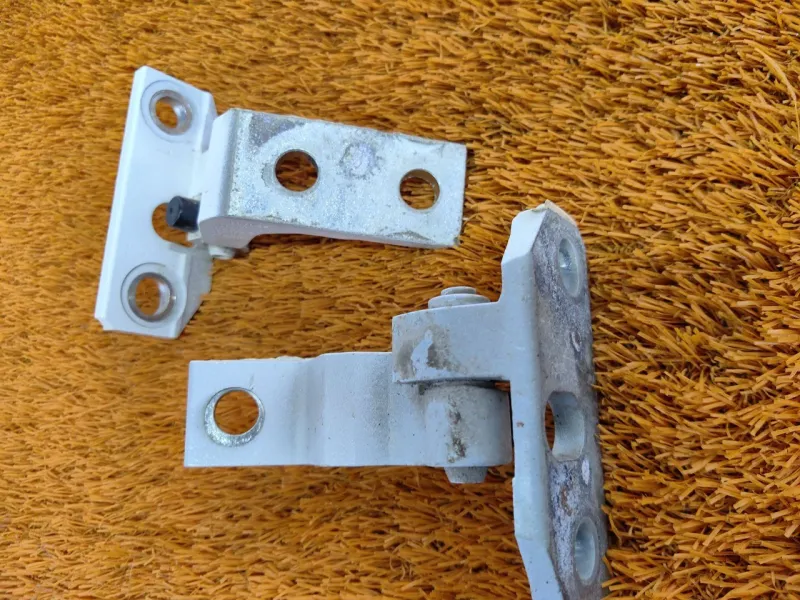 Петля двери