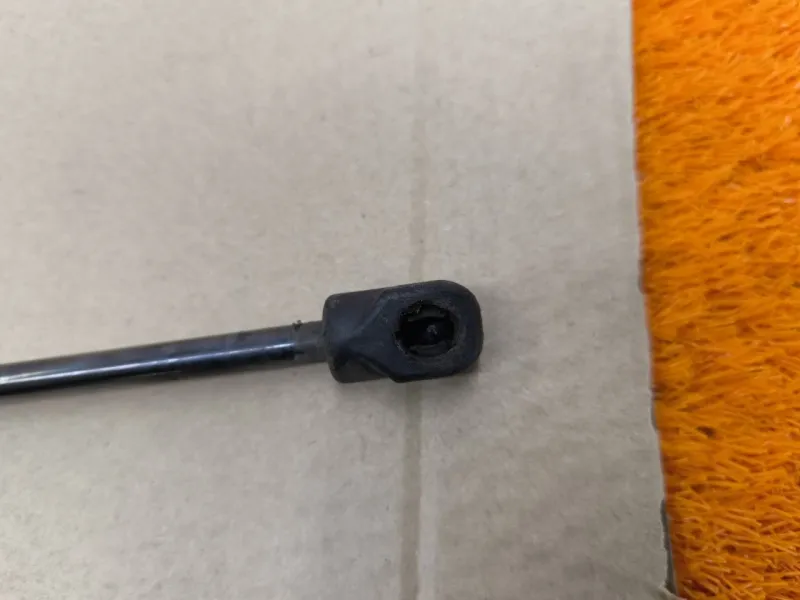 Амортизатор капота