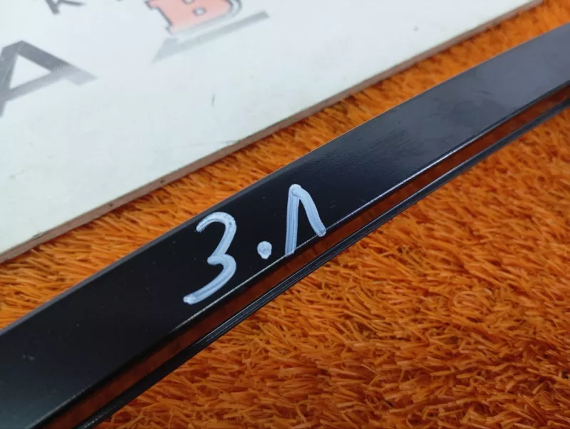 Направляющая стекла двери