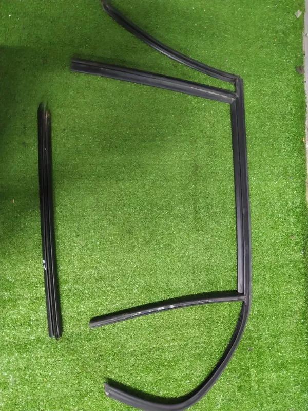 Уплотнитель стекла двери