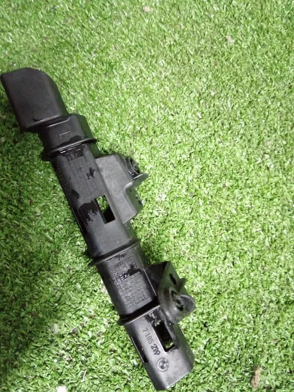 Направляющая стекла двери