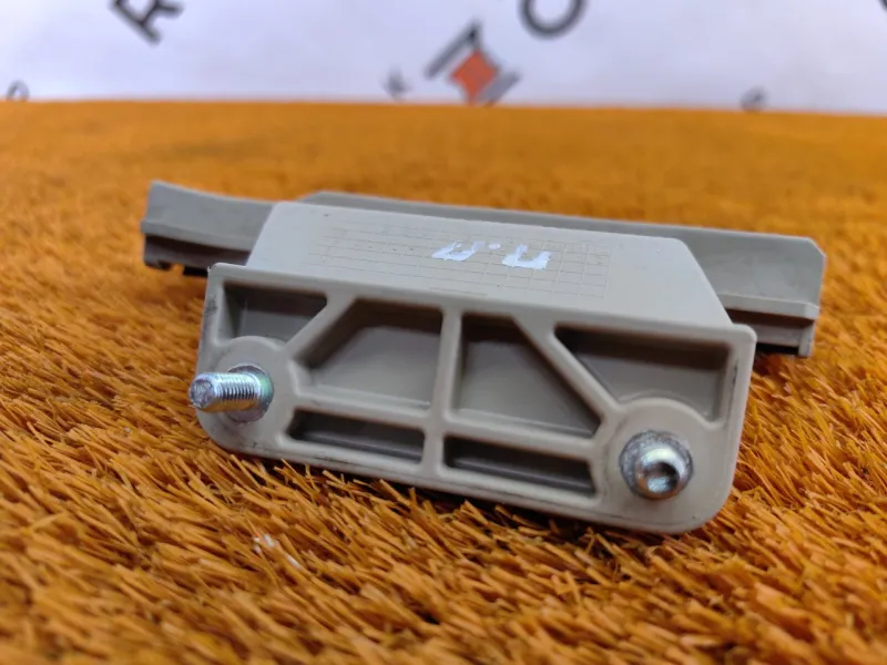 Направляющая стекла двери