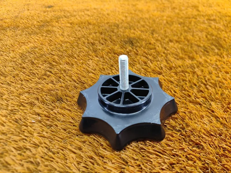 Болт крепления запасного колеса