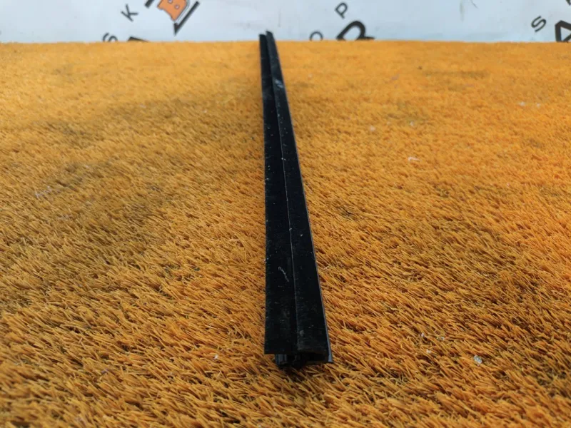 Уплотнитель стекла двери