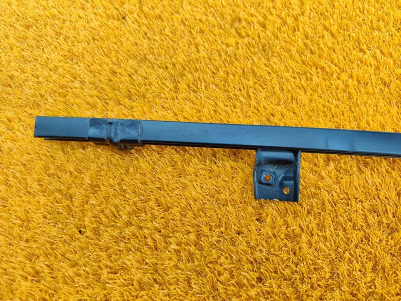 Направляющая стекла двери