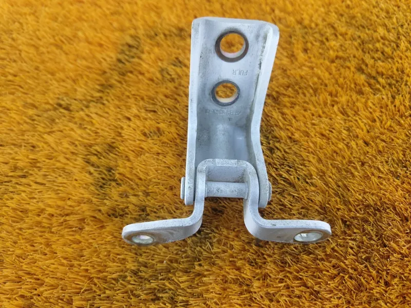 Петля двери