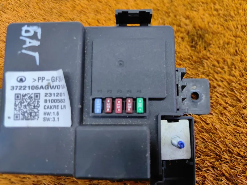 Блок предохранителей под капот