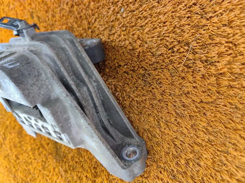 Подушка двигателя