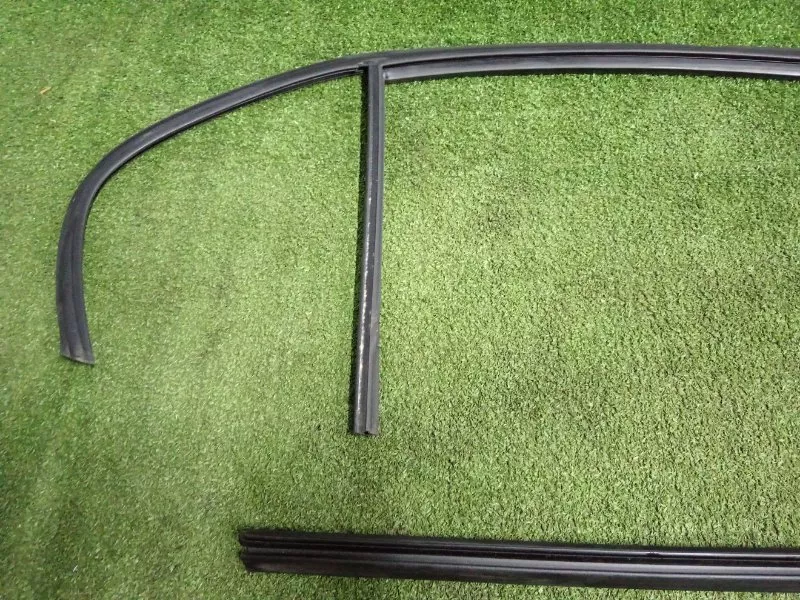 Уплотнитель стекла двери