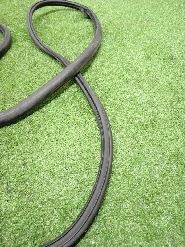 Уплотнительная резинка боковой двери