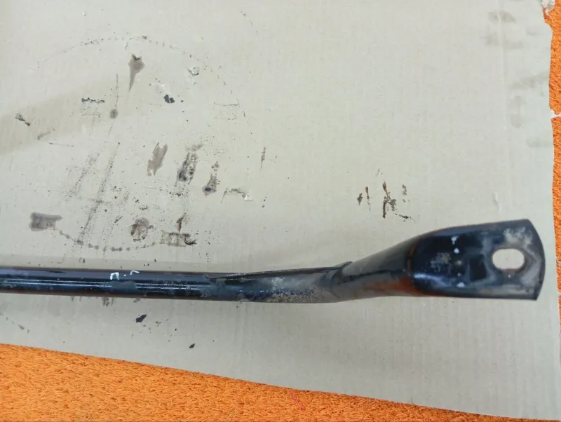 Крепление топливного бака