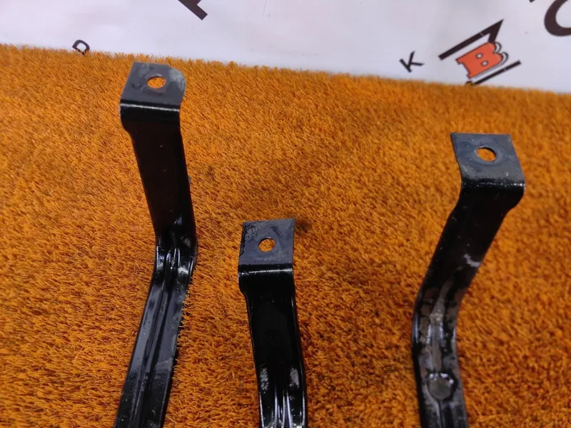 Крепление топливного бака