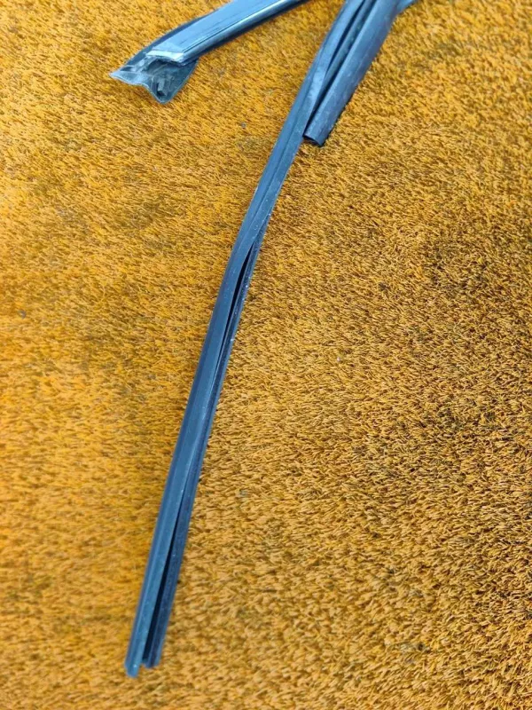 Уплотнитель стекла двери