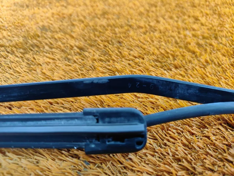 поводок стеклоочистителя