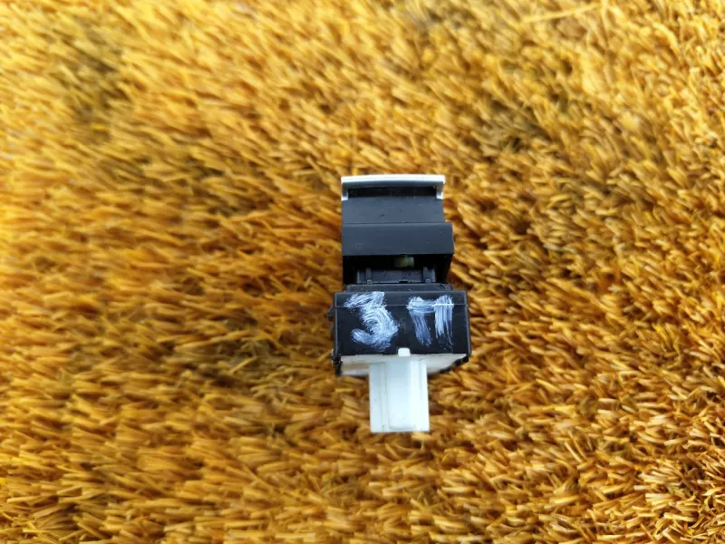 Кнопка стеклоподъемника