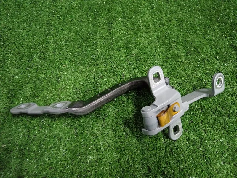 Петля двери багажника