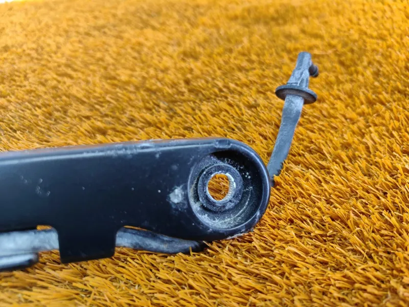 поводок стеклоочистителя