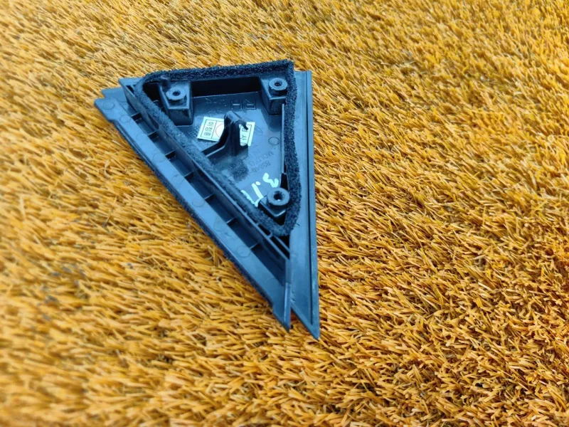 Уголок двери