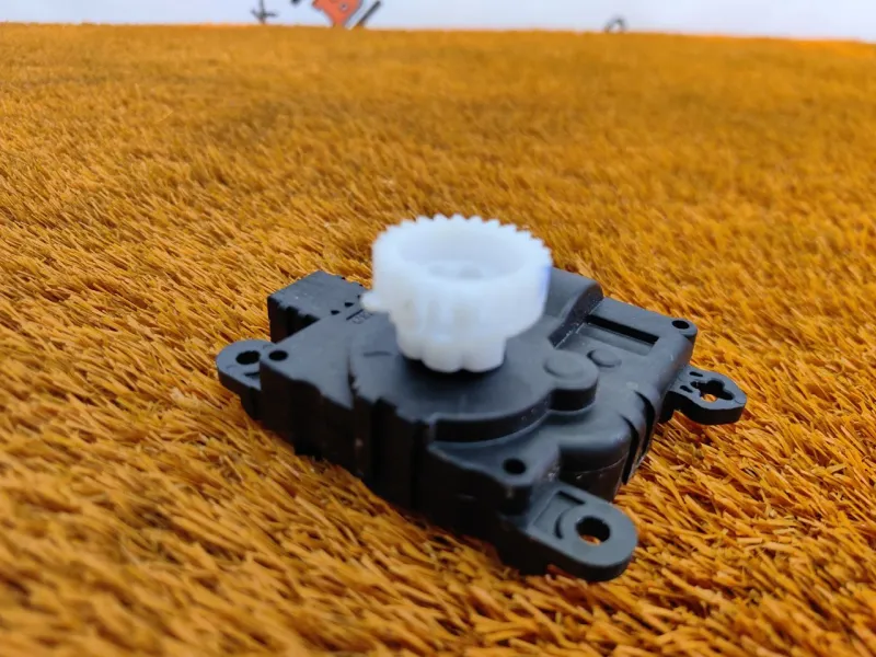 Сервопривод заслонок печки