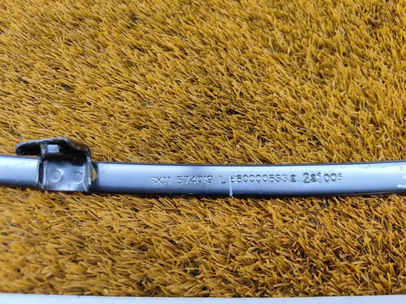 Направляющая стекла двери