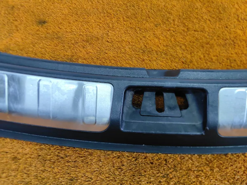 Накладка замка багажника