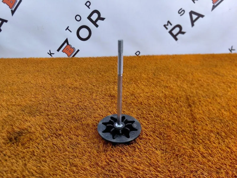 Болт крепления запасного колеса