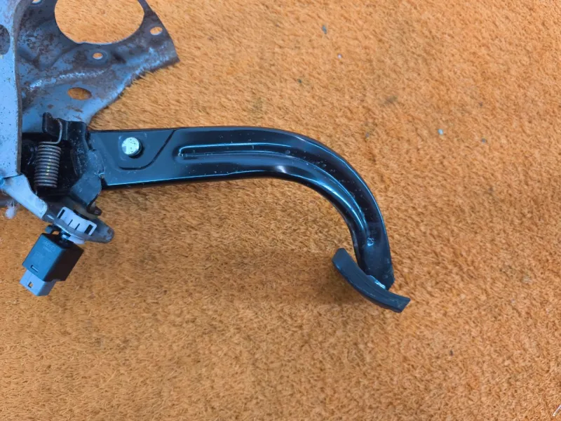 Педаль тормоза