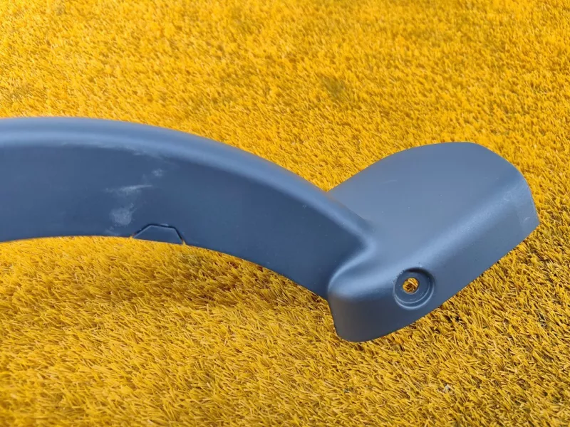 Накладка петли крышки багажника