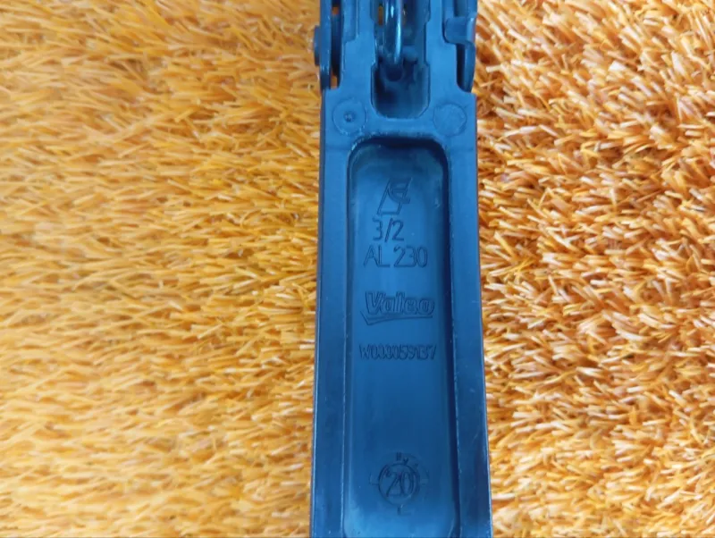 поводок стеклоочистителя