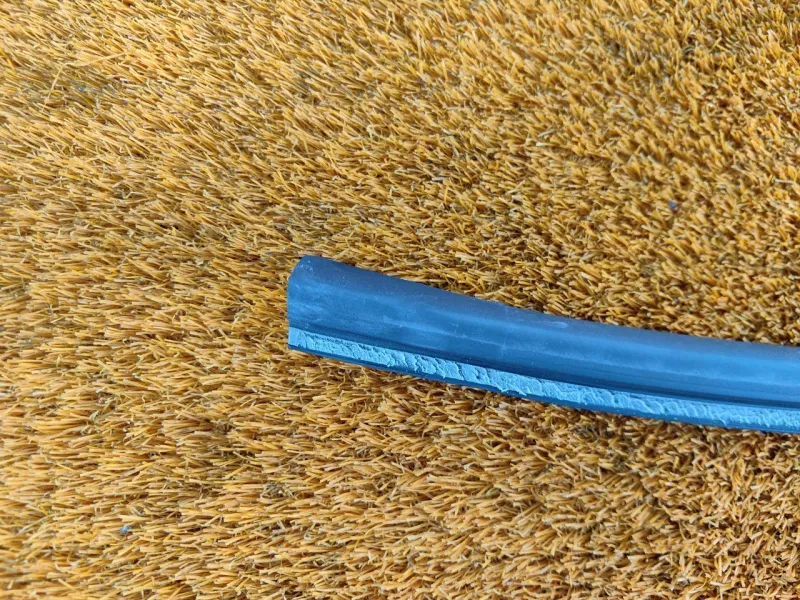 Уплотнитель стекла двери