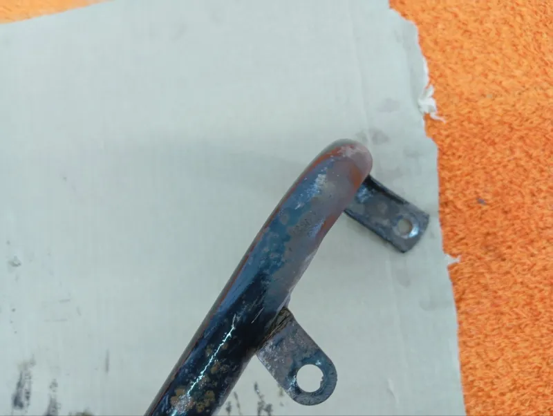 Крепление топливного бака