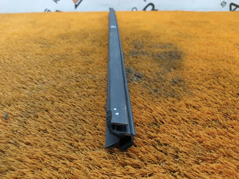 Уплотнитель стекла двери