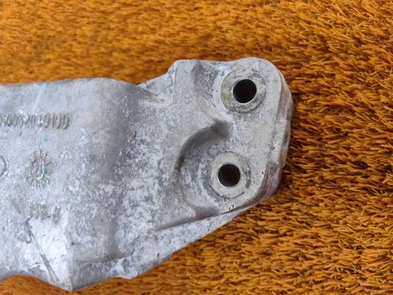 Кронштейн опоры двигателя