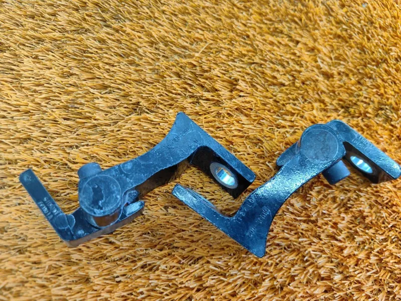 Петля двери