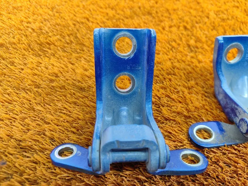 Петля двери