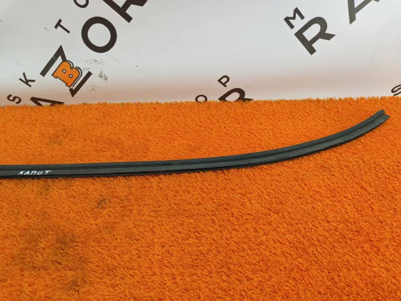 Уплотнитель капота