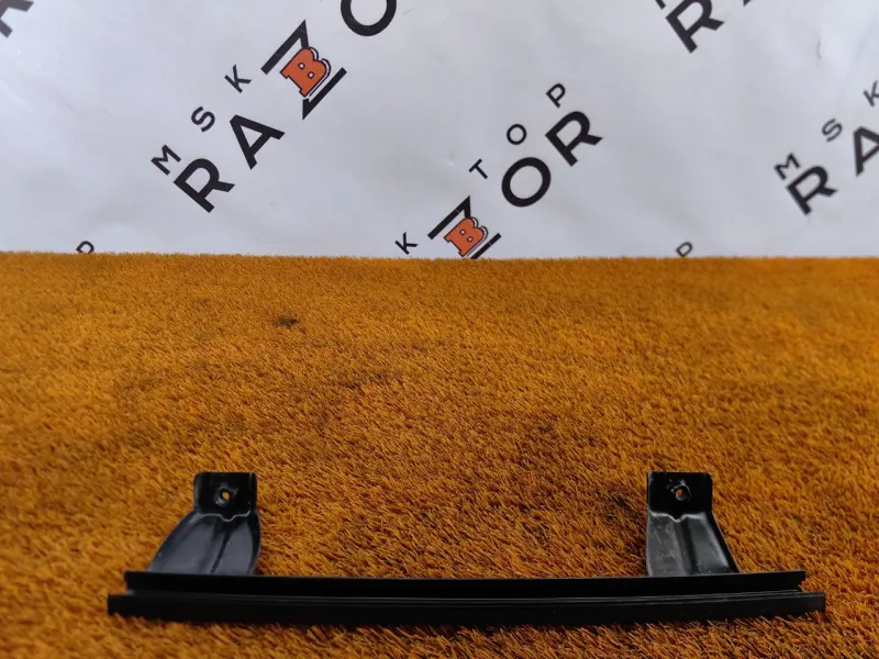 Направляющая стекла двери