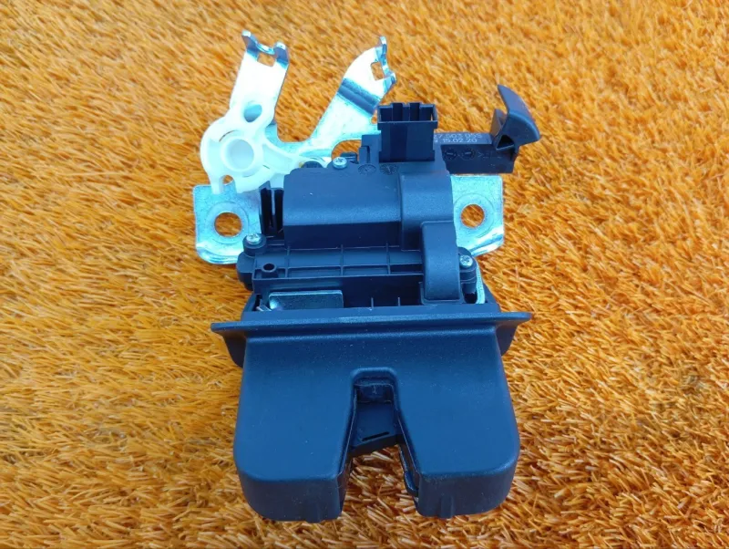 Замок багажника