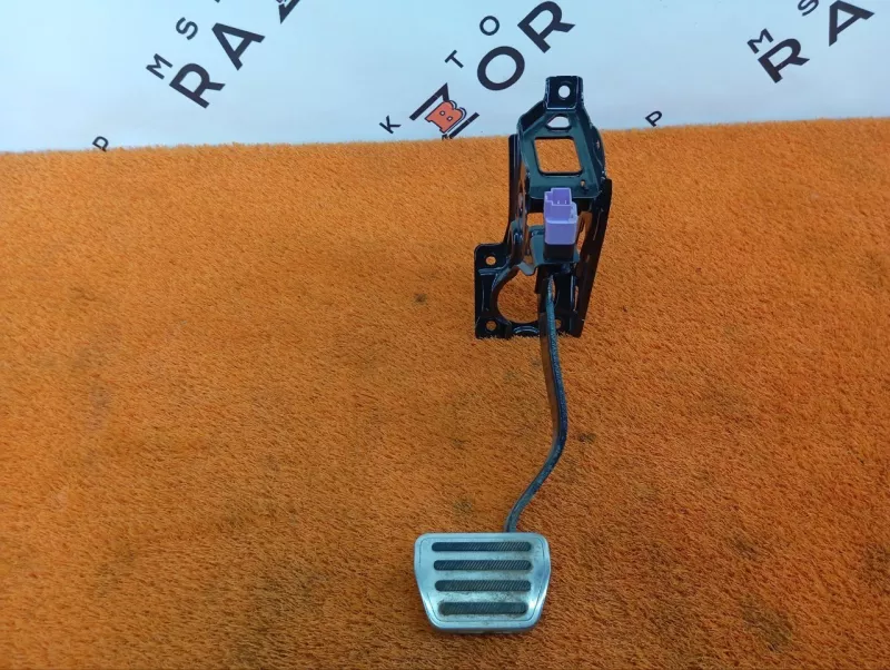 Педаль тормоза