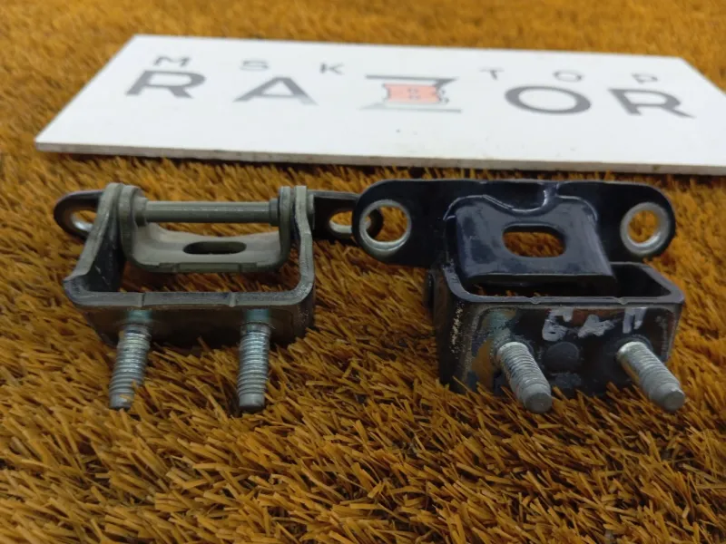 Петля двери багажника