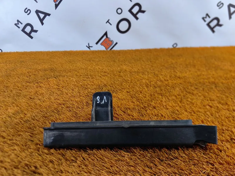 Направляющая стекла двери