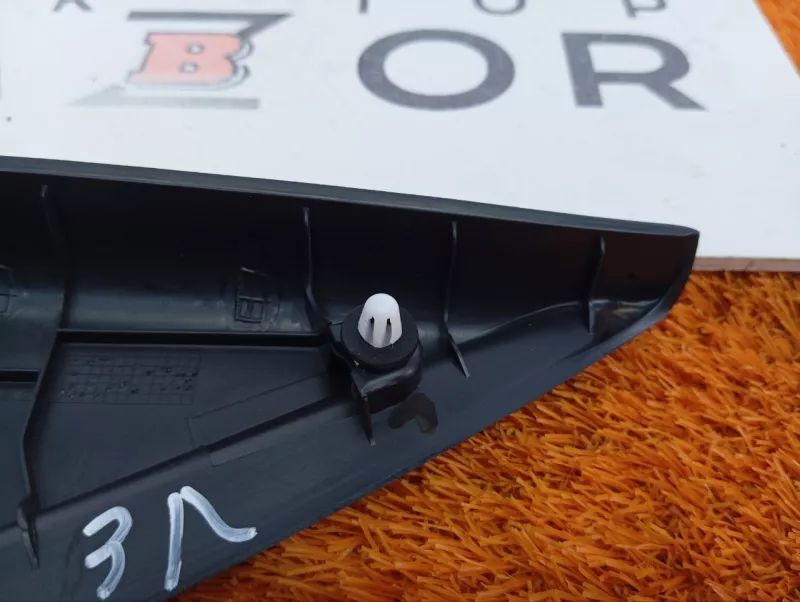 Уголок двери