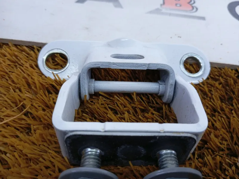 Петля двери багажника