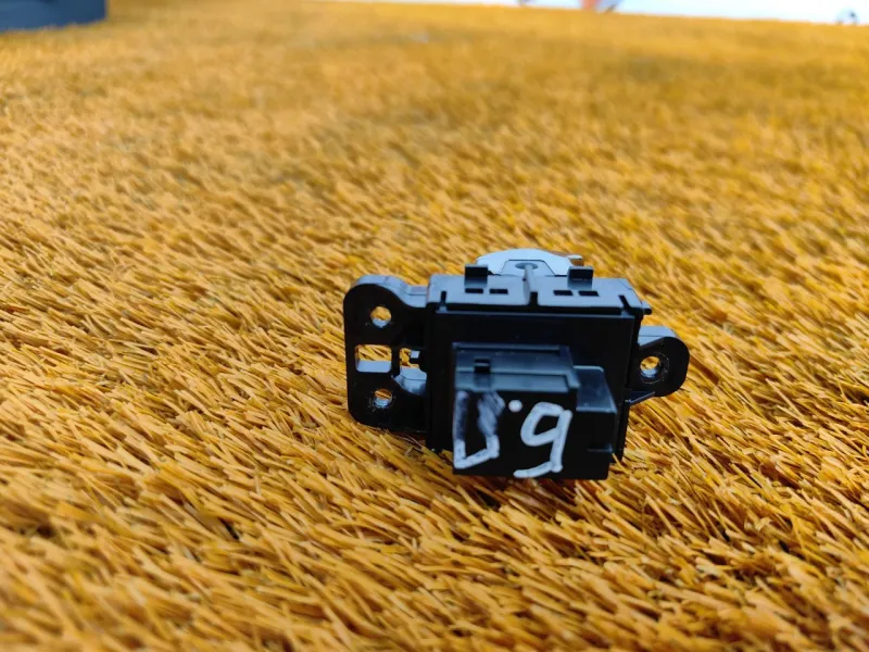 Кнопка складывания сиденья