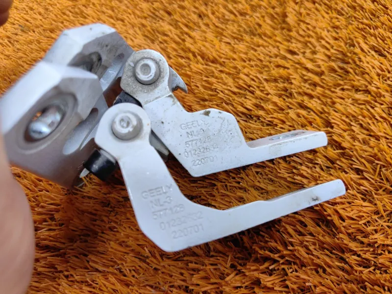 Петля двери