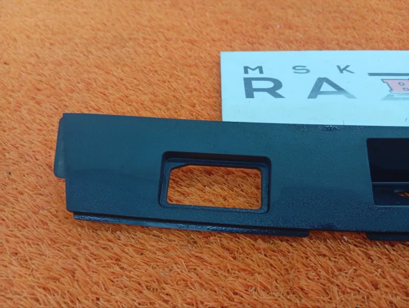 Накладка замка багажника