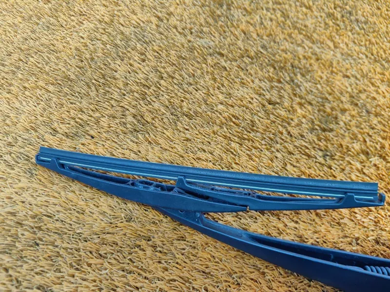 Поводок стеклоочистителя багажника