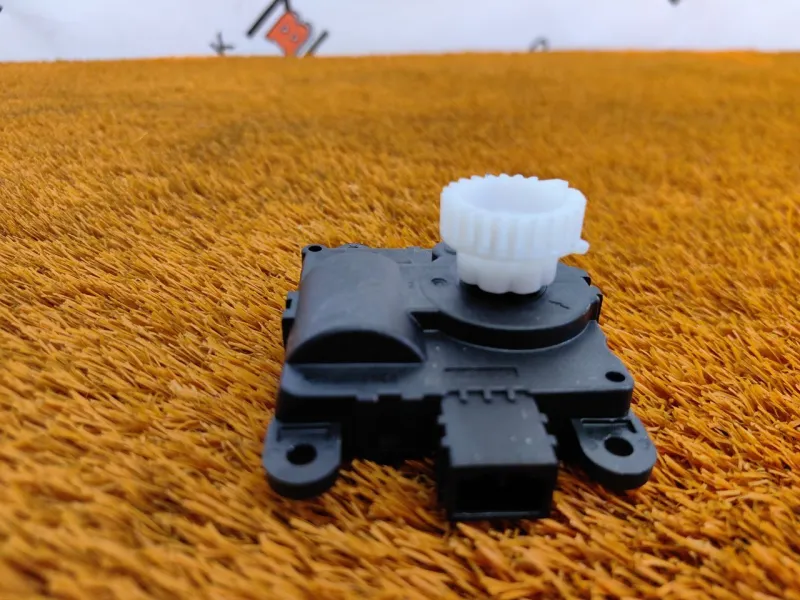 Сервопривод заслонок печки