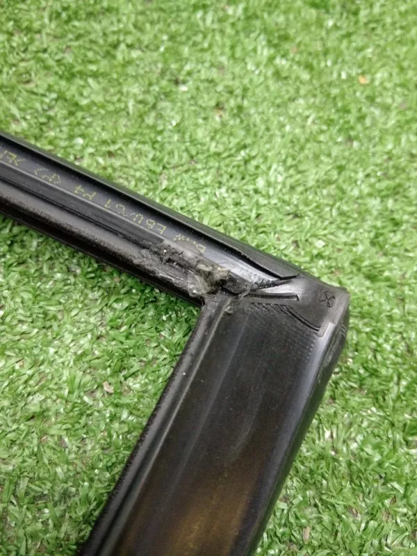 Уплотнитель стекла двери